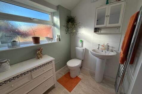 Ground Floor Bathroom Aspect 2