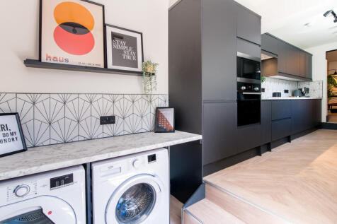 6 Bedroom // 5 Bath // West End Student House photo 3