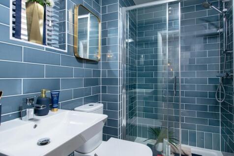 modern en suite to main bedroom