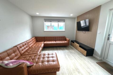 8-bed terraced on Letty Street, Cathays, £4,600/mo