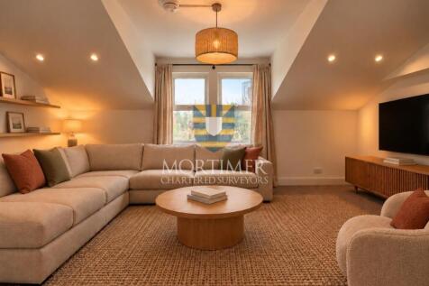 3-bed flat on High Road, London, N17, £2,000/mo