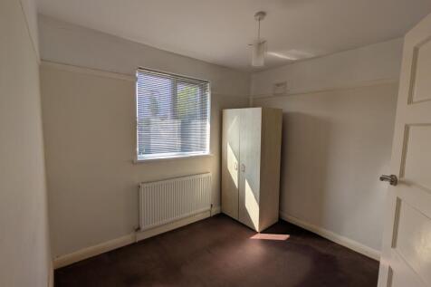 Brunswick Gardens, Hainault, Ilford, Redbridge photo 3