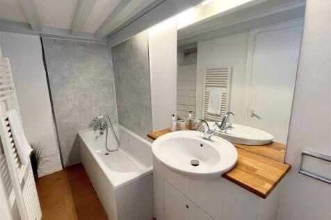 Ensuite Bathroom.jpg