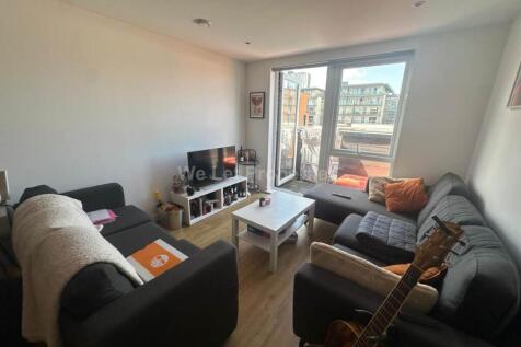 1-bed flat on The Plaza, Advent Way, £1,100/mo
