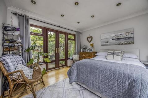 1 Conifer Drive, Hambrook-PorticoMarketing-Nexa-17