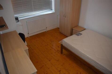 Neat single bedroom with a fitted wardrobe, des...