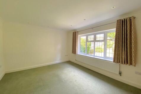 36 Terminus Ave - Bed3.jpg