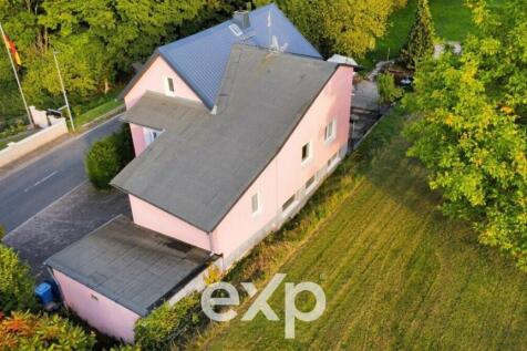 Luftaufnahme: Haus mit Garten