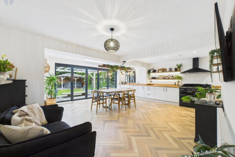 CAM03218G0-PR0606-STILL015