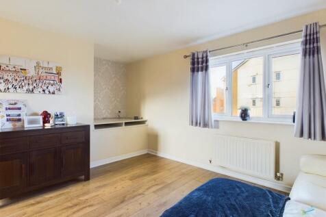 24, Kingham Close , Moreton  photo 3