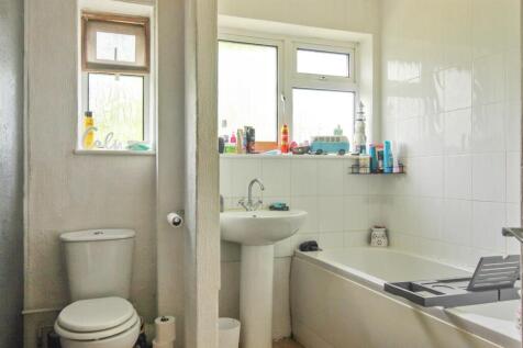 Darrell Close bathroom.JPG