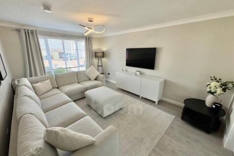 Juniper Street, Irvine lounge