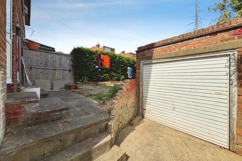 Garage/garden