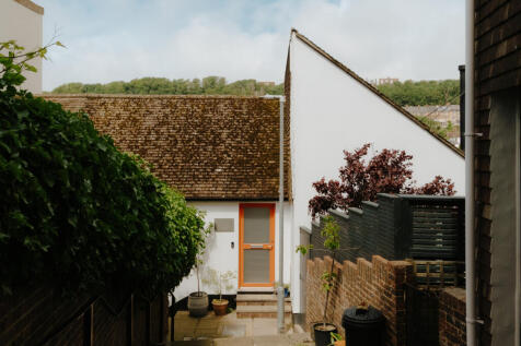 Croft-Hastings-StrongsPassage-Exterior-11