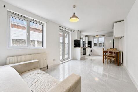 Spacious Recently Refurbished 4 Bed Flat with Pri