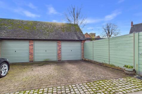 GARAGE &amp; OFF ROAD PARKING