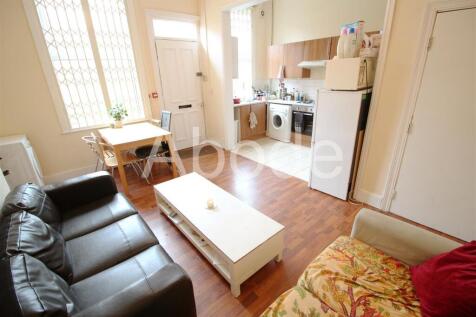 5-bed house on Moorland Avenue, Hyde Park, Leeds, £3,033/mo