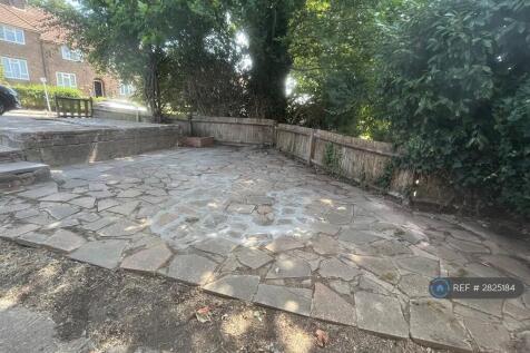 Spacious Patio Garden 