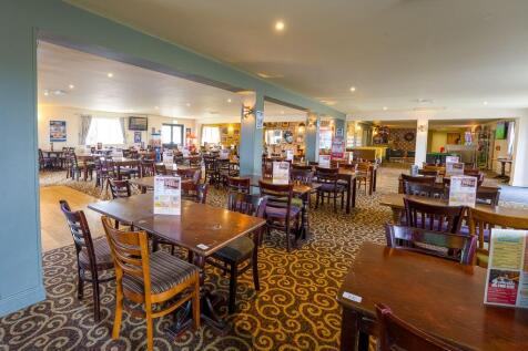 Spacious restaurant and bar at Seaview Holiday Par