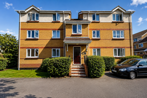 2 Bedroom Flat in Egham