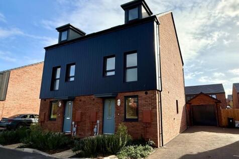 3-bed semi-detached on Laurie Close, Yate, Bristol, £1,650/mo
