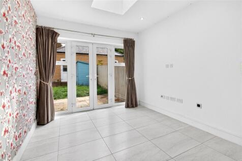 Queenswood Crescent, Englefield Green, Egham, Surrey, TW20 photo 4