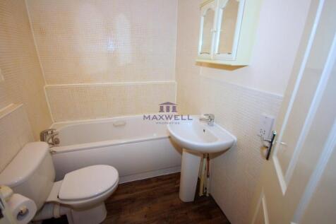 3 bed 2 bath house for rent in Forest Gate E7.