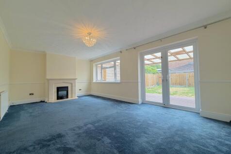 Christchurch Drive, Blackwater, Camberley, Hampshire photo 4