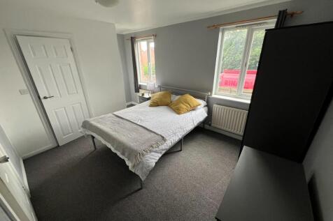Bright, neatly presented double bedroom with a ...
