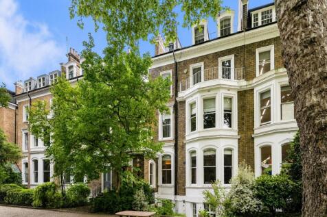 DIRECT ACCESS TO BEAUTIFUL COMMUNAL GARDENS .jpeg