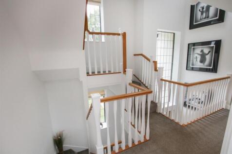 FIRST FLOOR GALLERIED LANDING