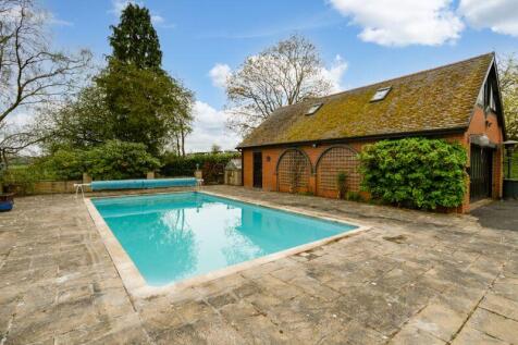OUTDOOR HEATED SWIMMING POOL