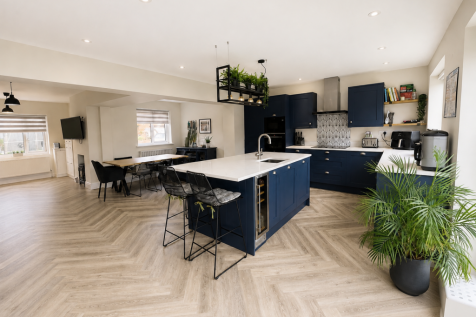 Kitchen / Dining 