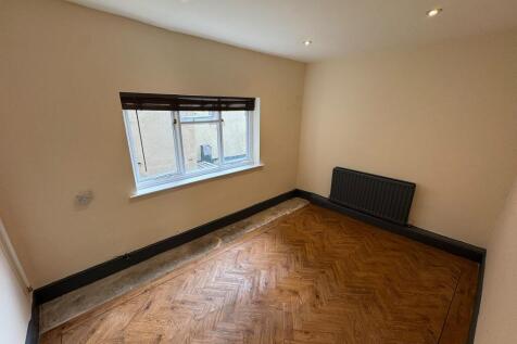 Retail Property (high street) to rent Image 4