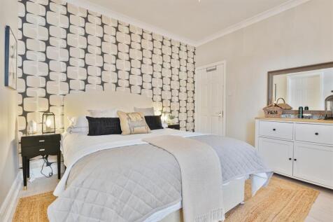 12- Master Bedroom.jpg