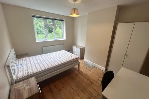 Bright, simply furnished double bedroom with wo...