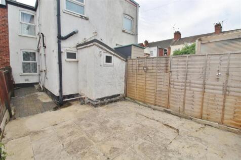 REAR GARDEN -Further
