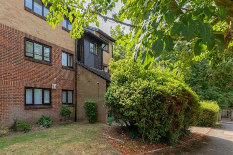 Alders Close, E11