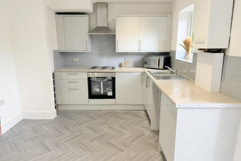 *** AVAILABLE NOW*  3 Bed Quasi Semi fully refurb