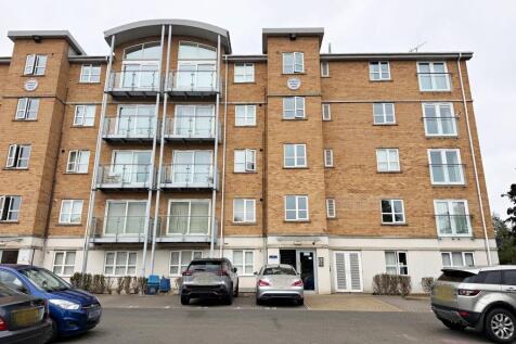 2-bed flat on Lions Court, Northampton, £975/mo