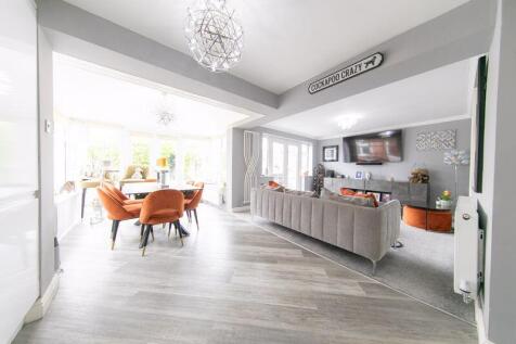 Dining area and rear lounge