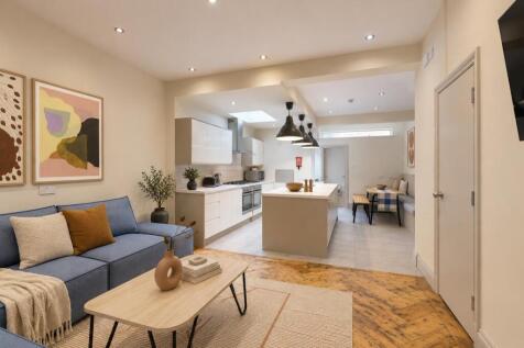 8-bed house on Filey Road, Manchester, £6,725/mo