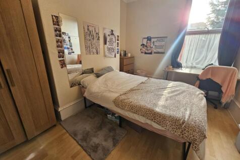 Bright, tidy single bedroom with a comfortable ...