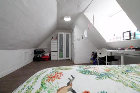 Bright attic double with desk and fitted storag...