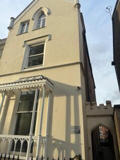 4-bed flat on 23 Leam Terrace, flat 4, CV31 1BB, £1,900/mo