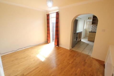 Woking, Surrey, GU21 photo 4