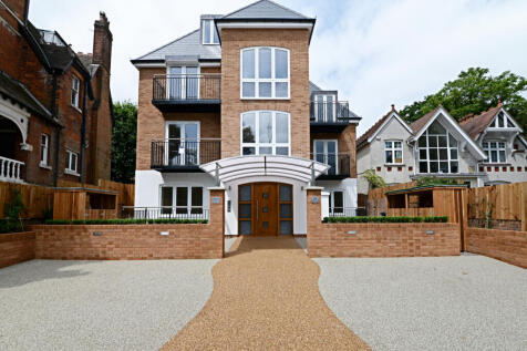 A luxury 2 bedroom 2 bathroom ground floor flat
