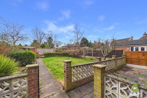 Patio looking to garden - Ewemove Whitchurch Nantw