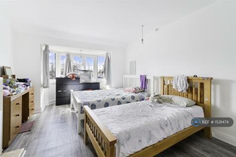 Sparrow Farm Road, Epsom, KT17 photo 4