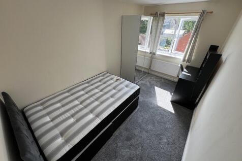 Bright, neatly presented single bedroom with a ...